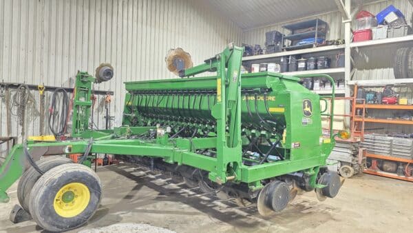 Semoir John Deere 1590 15 pi , 7,5po , marqueur, boite mil(disques seulement 300 acres)-Stock#d8184b1