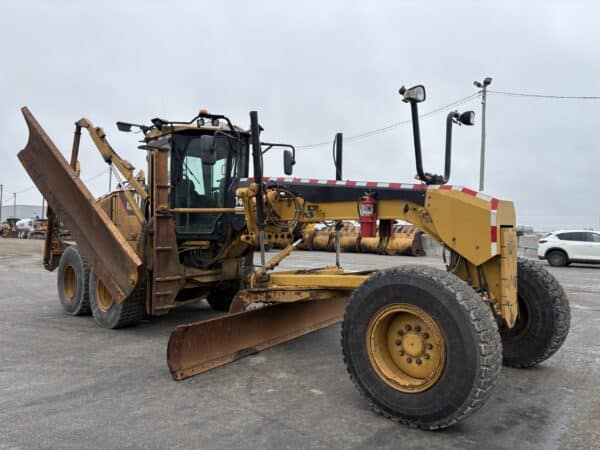 Niveleuse Caterpillar 140M avec blade 14pi et aile à neige-anné:2012-10.620 heures-Stock#E1200W/9387 – Image 5