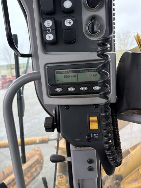 Niveleuse Caterpillar 140M avec blade 14pi et aile à neige-anné:2012-10.620 heures-Stock#E1200W/9387 – Image 7