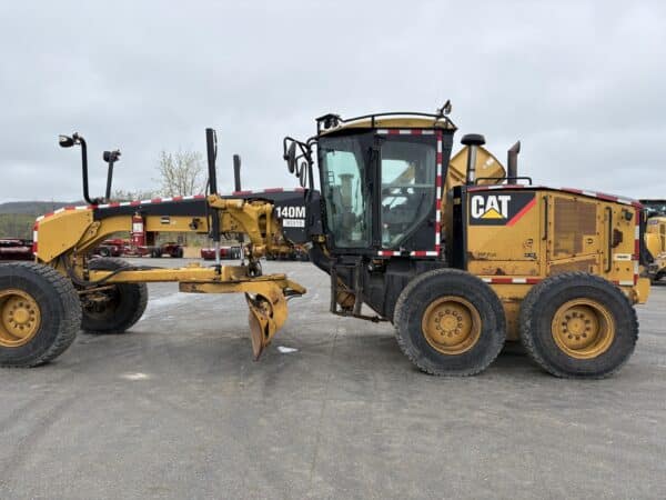 Niveleuse Caterpillar 140M avec blade 14pi et aile à neige-anné:2012-10.620 heures-Stock#E1200W/9387 – Image 2